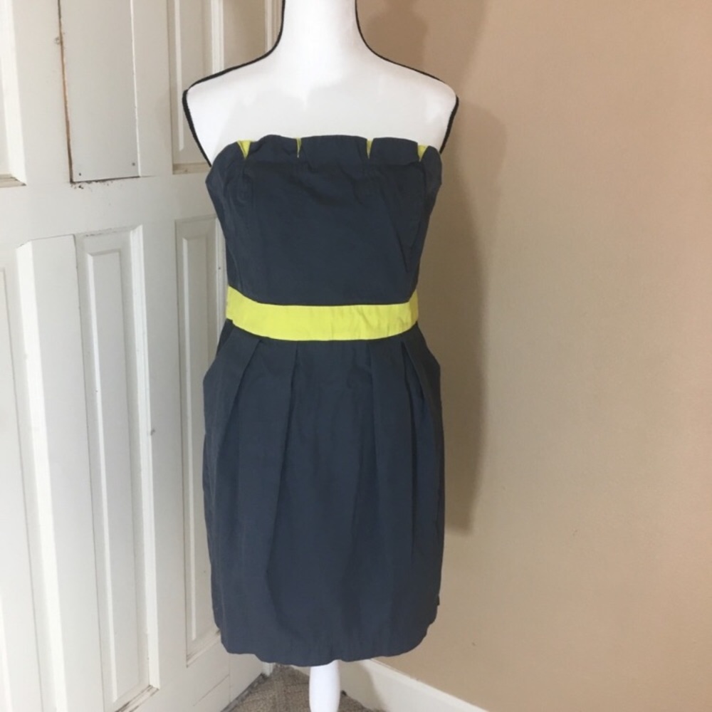 Strapless dress EUC pockets and contrasting color